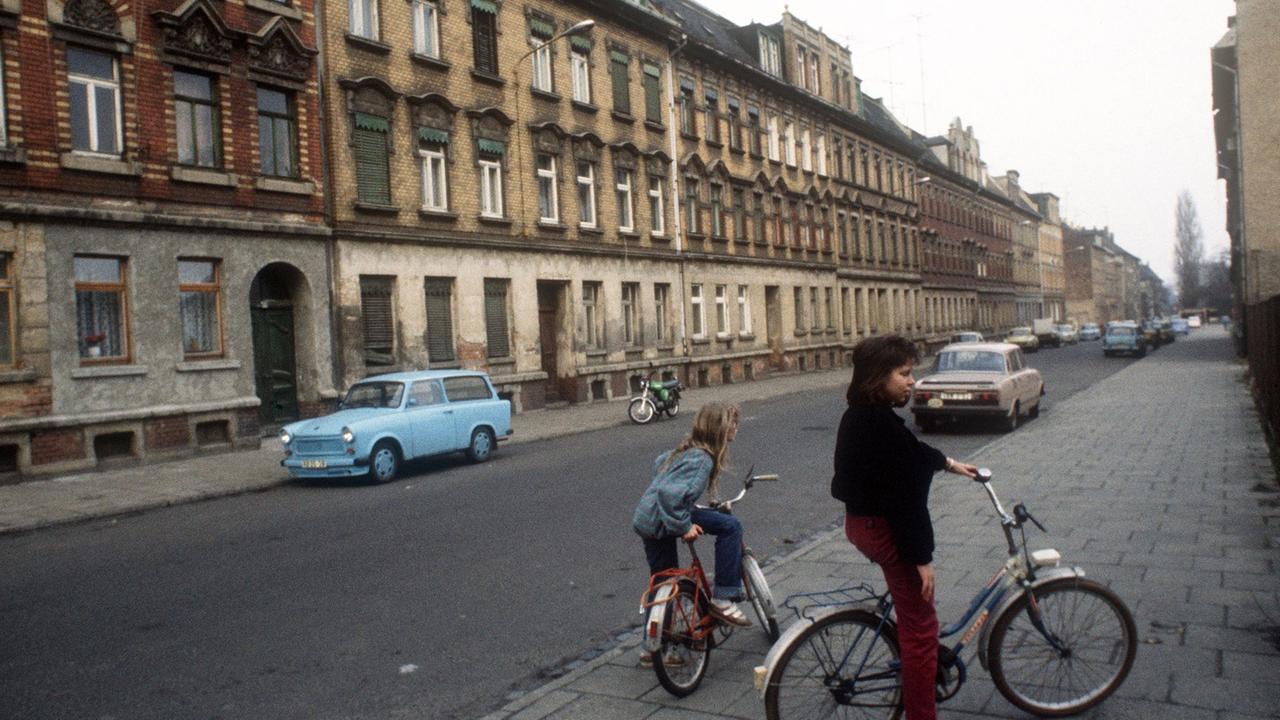 Straßenszene in Leipzig im März 1989