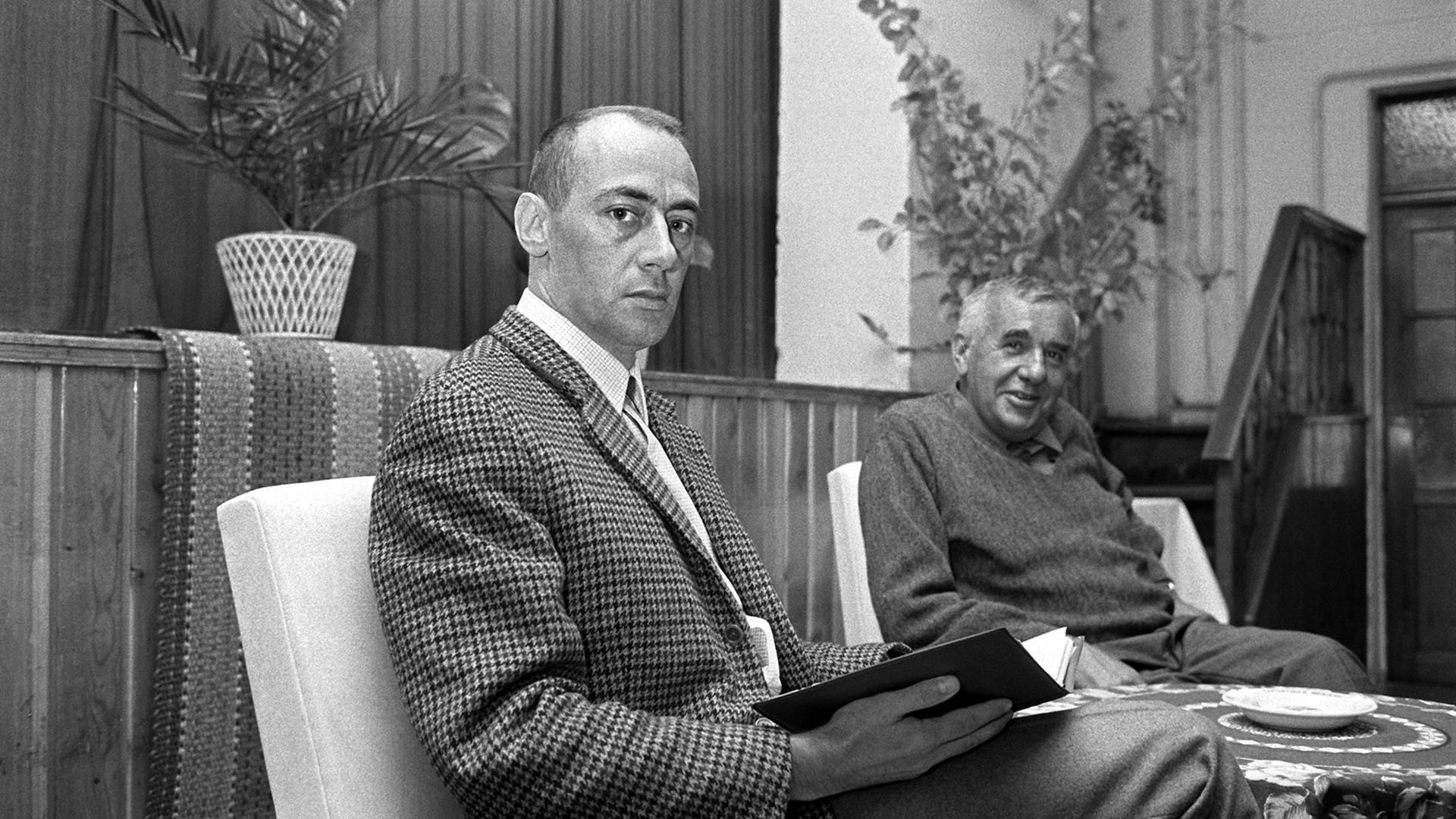 Im Tagungsraum der Pulvermühle in Waischenfeld am 05.10.1967 sitzen die beiden Berliner Klaus Röhler und Hans Werner Richter, der Vorsitzende der Gruppe 47. Im Tagungsraum der Pulvermühle in Waischenfeld am 05.10.1967 sitzen die beiden Berliner Klaus Röhler und Hans Werner Richter, der Vorsitzende der Gruppe 47.