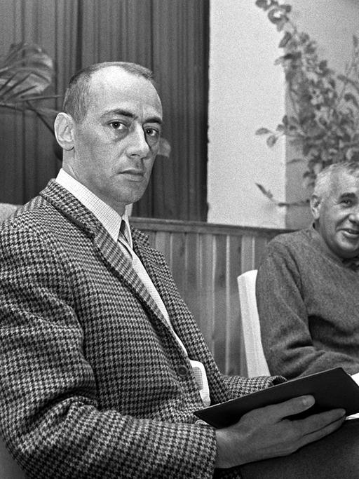 Im Tagungsraum der Pulvermühle in Waischenfeld am 05.10.1967 sitzen die beiden Berliner Klaus Röhler und Hans Werner Richter, der Vorsitzende der Gruppe 47.