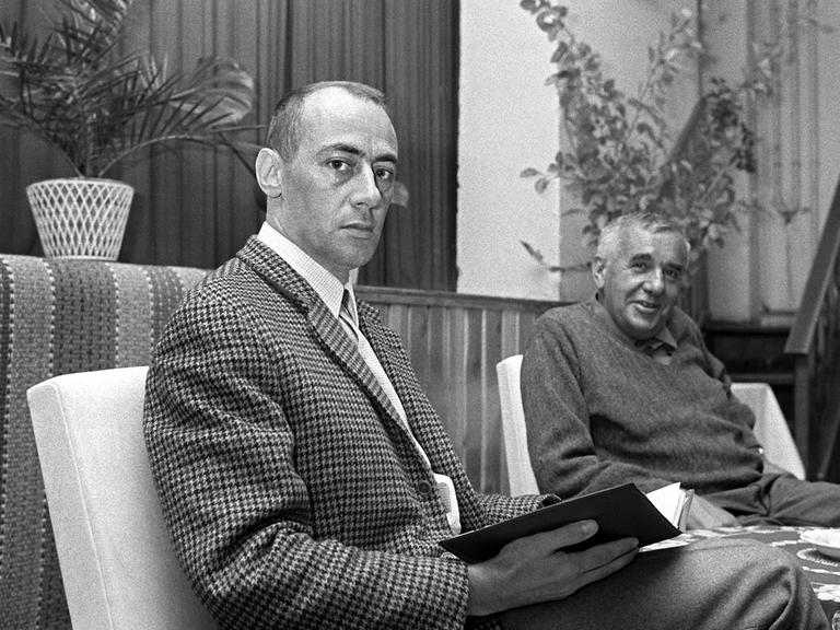 Im Tagungsraum der Pulvermühle in Waischenfeld am 05.10.1967 sitzen die beiden Berliner Klaus Röhler und Hans Werner Richter, der Vorsitzende der Gruppe 47.