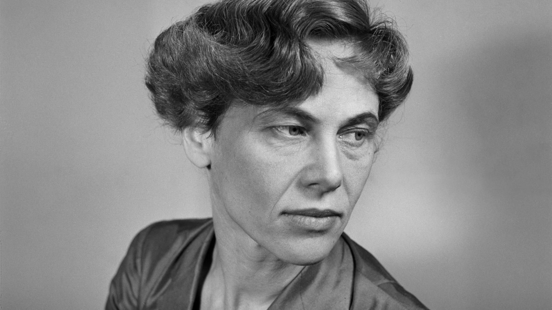 SW-Close-Up-Portrait der Schweizer Juristin, Journalistin und Frauenrechtlerin Iris von Roten (1917-1990), am 27. Januar 1959.