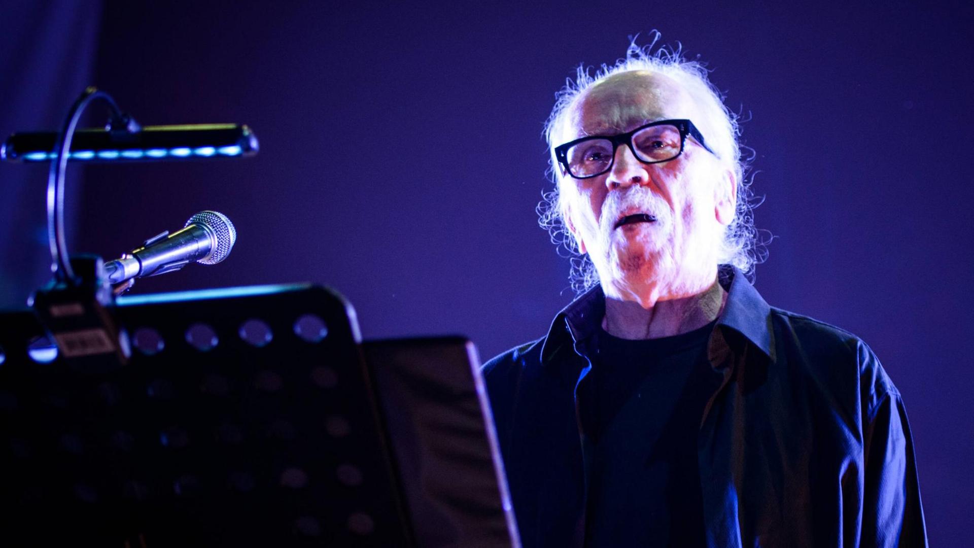 John Carpenter bei einem Konzert im Jahr 2016 in Toronto John Carpenter bei einem Konzert im Jahr 2016 in Toronto