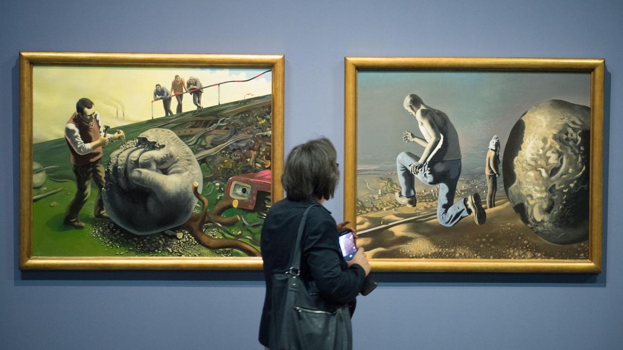 Eine Frau steht im Albertinum in der Ausstellung «Ostdeutsche Malerei und Skulptur 1949-1990» vor den Ölgemälden «Sisyphos behaut den Stein» (l) und «Die Flucht des Sisyphos», beide von Wolfgang Mattheuer. Eine Frau steht im Albertinum in der Ausstellung «Ostdeutsche Malerei und Skulptur 1949-1990» vor den Ölgemälden «Sisyphos behaut den Stein» (l) und «Die Flucht des Sisyphos», beide von Wolfgang Mattheuer.