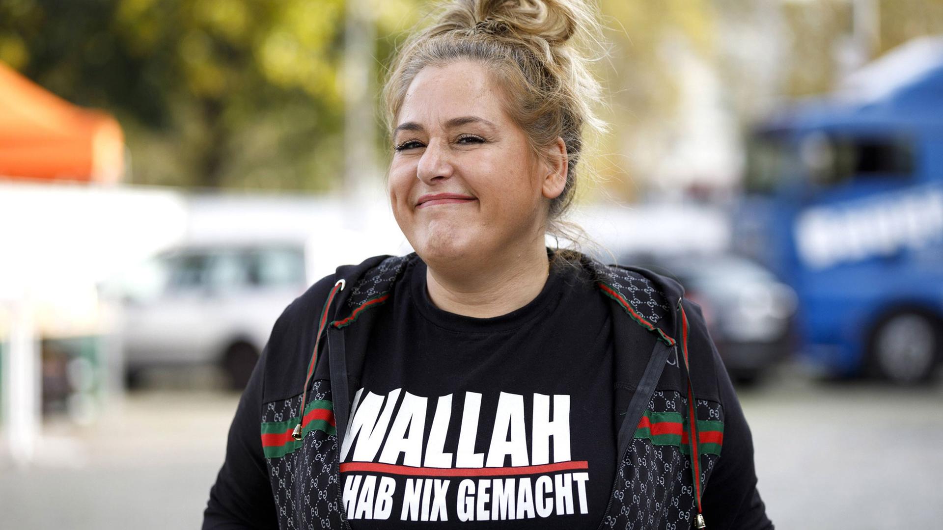 Das Bild zeigt die Kabarettistin Idil Baydar auf einer Demonstration in Köln. Das Bild zeigt die Kabarettistin Idil Baydar auf einer Demonstration in Köln.
