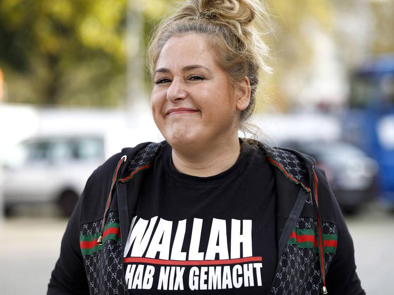 Das Bild zeigt die Kabarettistin Idil Baydar auf einer Demonstration in Köln.