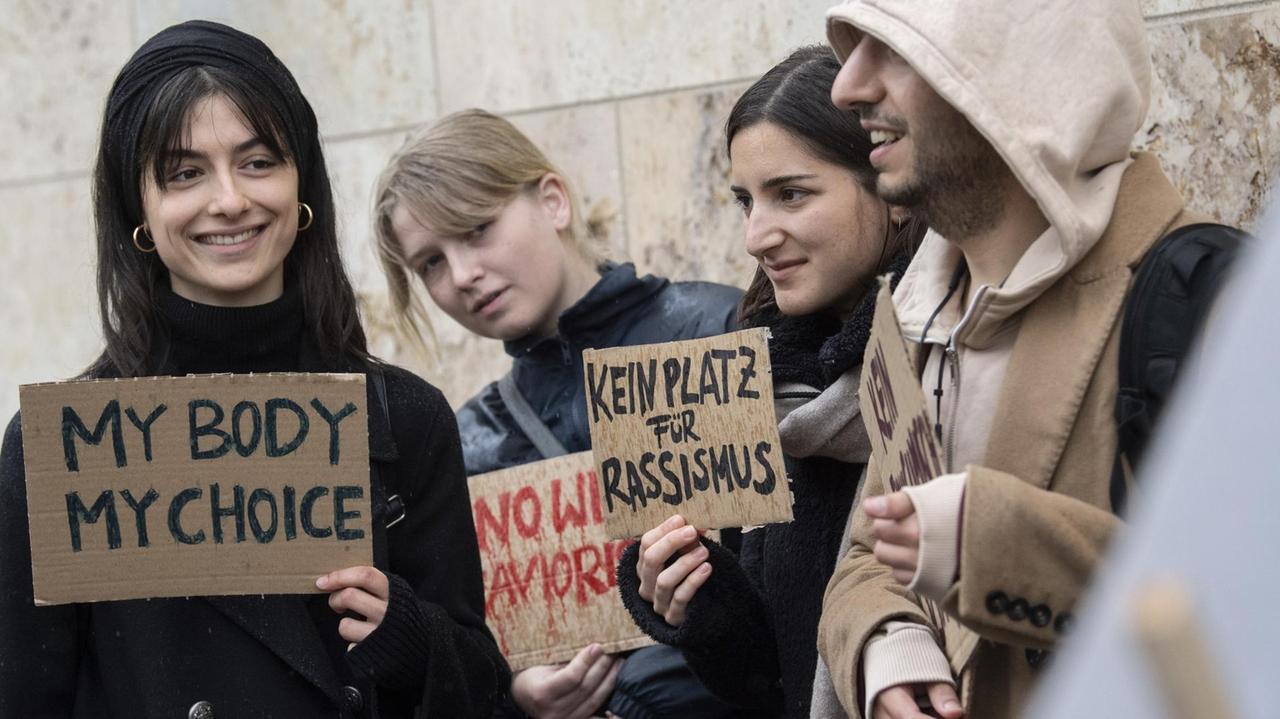 Demonstranten protestieren gegen die zeitgleich stattfindende Konferenz "Das islamische Kopftuch - Symbol der Würde oder der Unterdrückung?" an der Goethe-Universität. Die Veranstaltung hatte im Vorfeld nicht zuletzt in den sozialen Netzwerken für Diskussionen gesorgt. Demonstranten protestieren gegen die zeitgleich stattfindende Konferenz "Das islamische Kopftuch - Symbol der Würde oder der Unterdrückung?" an der Goethe-Universität. Die Veranstaltung hatte im Vorfeld nicht zuletzt in den sozialen Netzwerken für Diskussionen gesorgt.