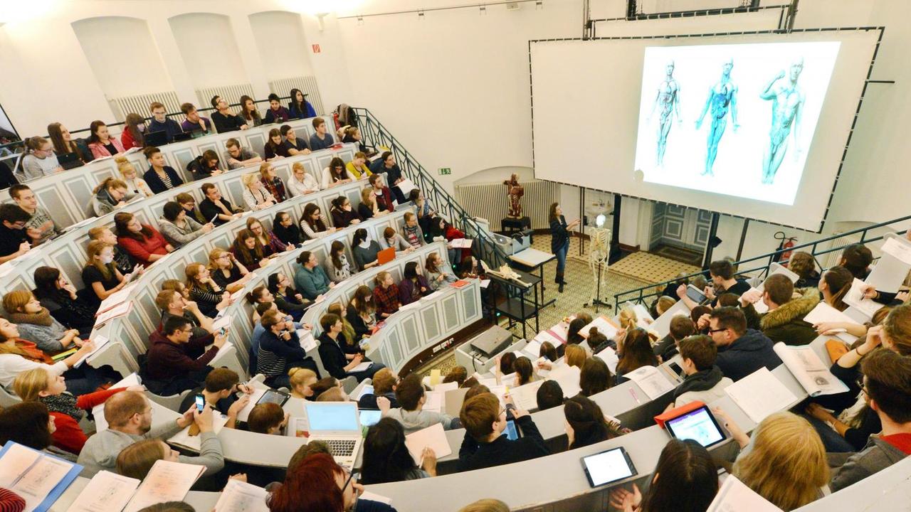 Ein Hörsaal in der Martin-Luther-Universität Halle-Wittenberg Ein Hörsaal in der Martin-Luther-Universität Halle-Wittenberg