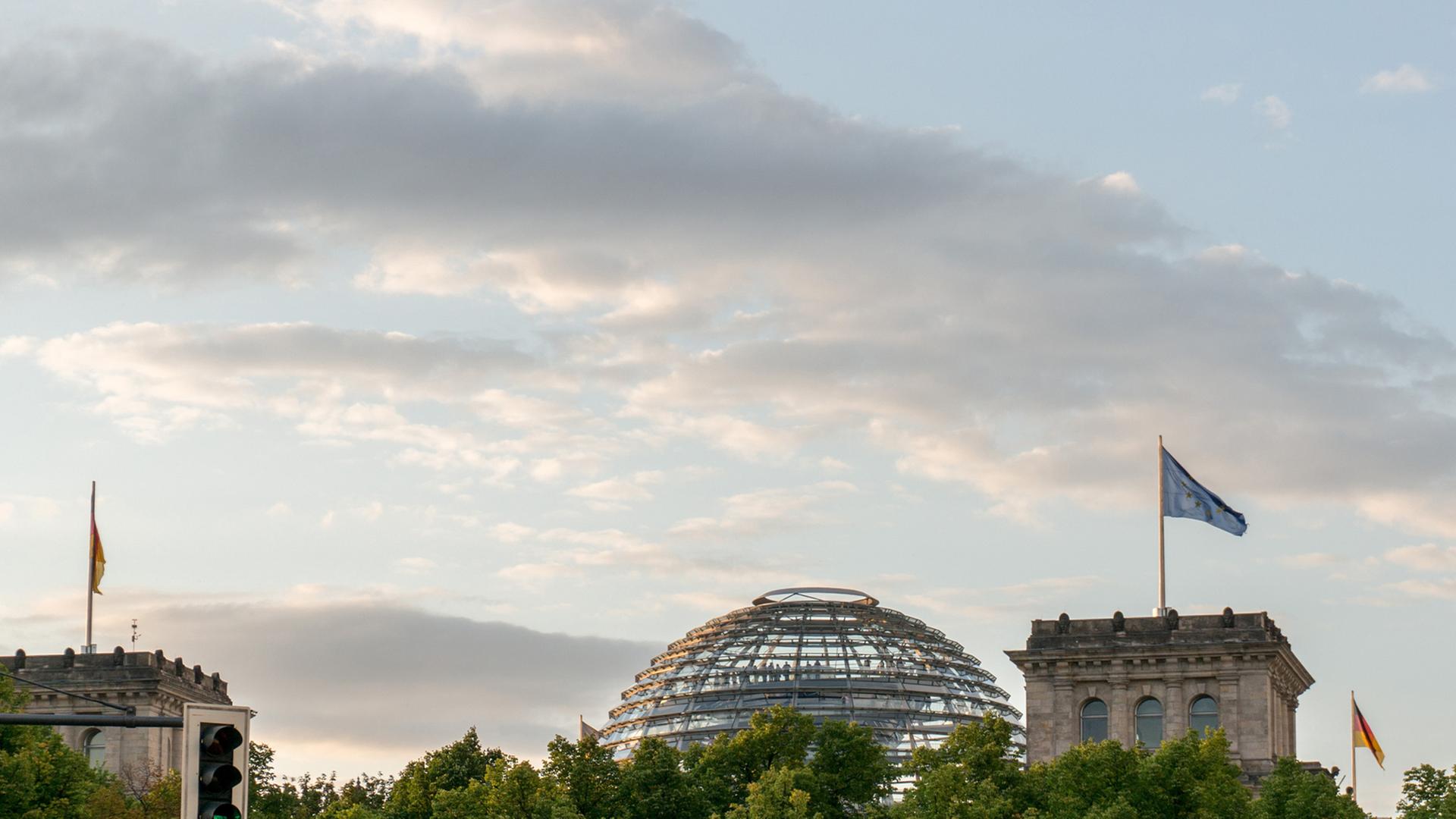 Südansicht des Reichstagsgebäudes in Berlin. Foto vom 11. August 2014. Südansicht des Reichstagsgebäudes in Berlin. Foto vom 11. August 2014.