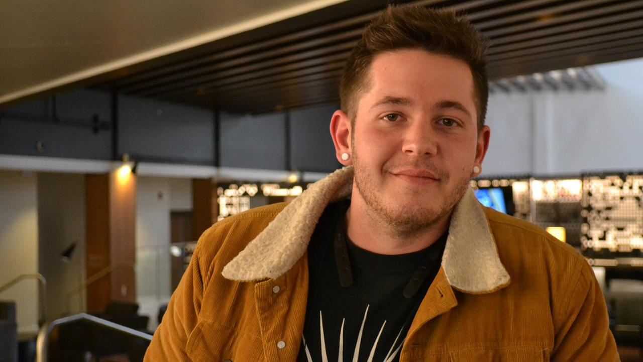Der US-Amerikaner Christopher Haugh steht in einer Bar. Der US-Amerikaner Christopher Haugh steht in einer Bar.