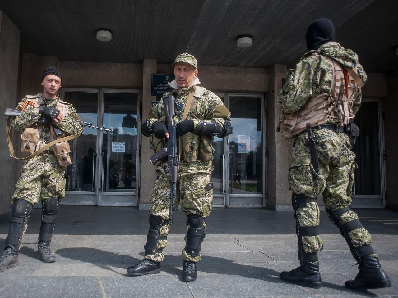 Bewaffnete vor dem Gebäude der Regionalverwaltung in Slaviansk Bewaffnete vor dem Gebäude der Regionalverwaltung in Slaviansk