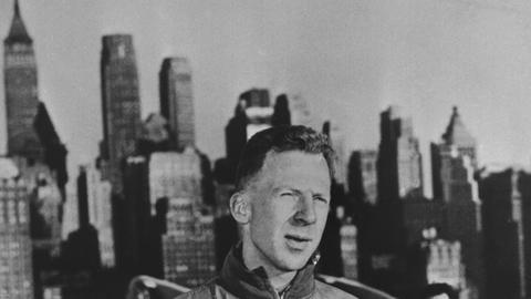 Garry Davis, Weltbürger Nummer Eins, am 30.5.1955 an Bord eines französischen Schiffes im Hafen von New York. Die US-Behörden verweigerten ihm die Einreise.