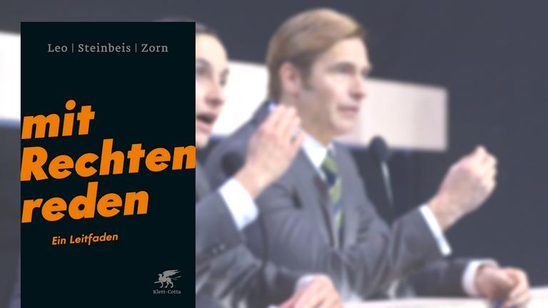 Eine Frau und ein Mann (Schauspieler) gestikulieren mit erhobener rechter Hand (Hintergrundbild). Buchcover (Vordergrundbild). Eine Frau und ein Mann (Schauspieler) gestikulieren mit erhobener rechter Hand (Hintergrundbild). Buchcover (Vordergrundbild).