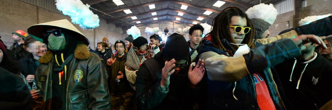 Teilnehmer einer illegalen Rave-Party in Frankreich. Teilnehmer einer illegalen Rave-Party in Frankreich.