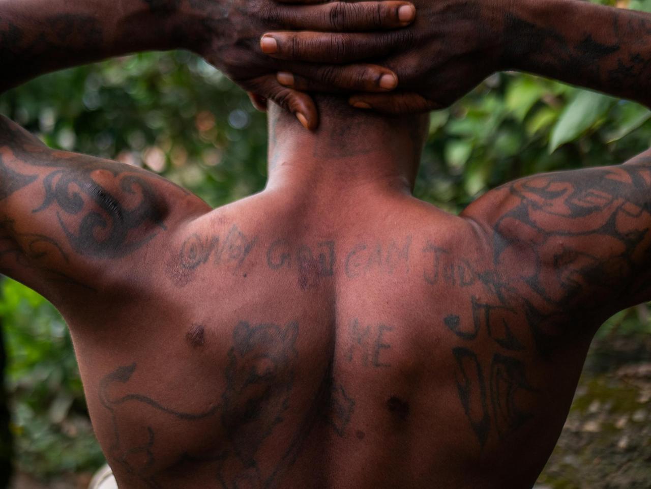 "Only God can judge me" steht auf dem tätowierten Rücken eines ehemaligen Kindersoldaten aus Sierra Leone "Only God can judge me" steht auf dem tätowierten Rücken eines ehemaligen Kindersoldaten aus Sierra Leone