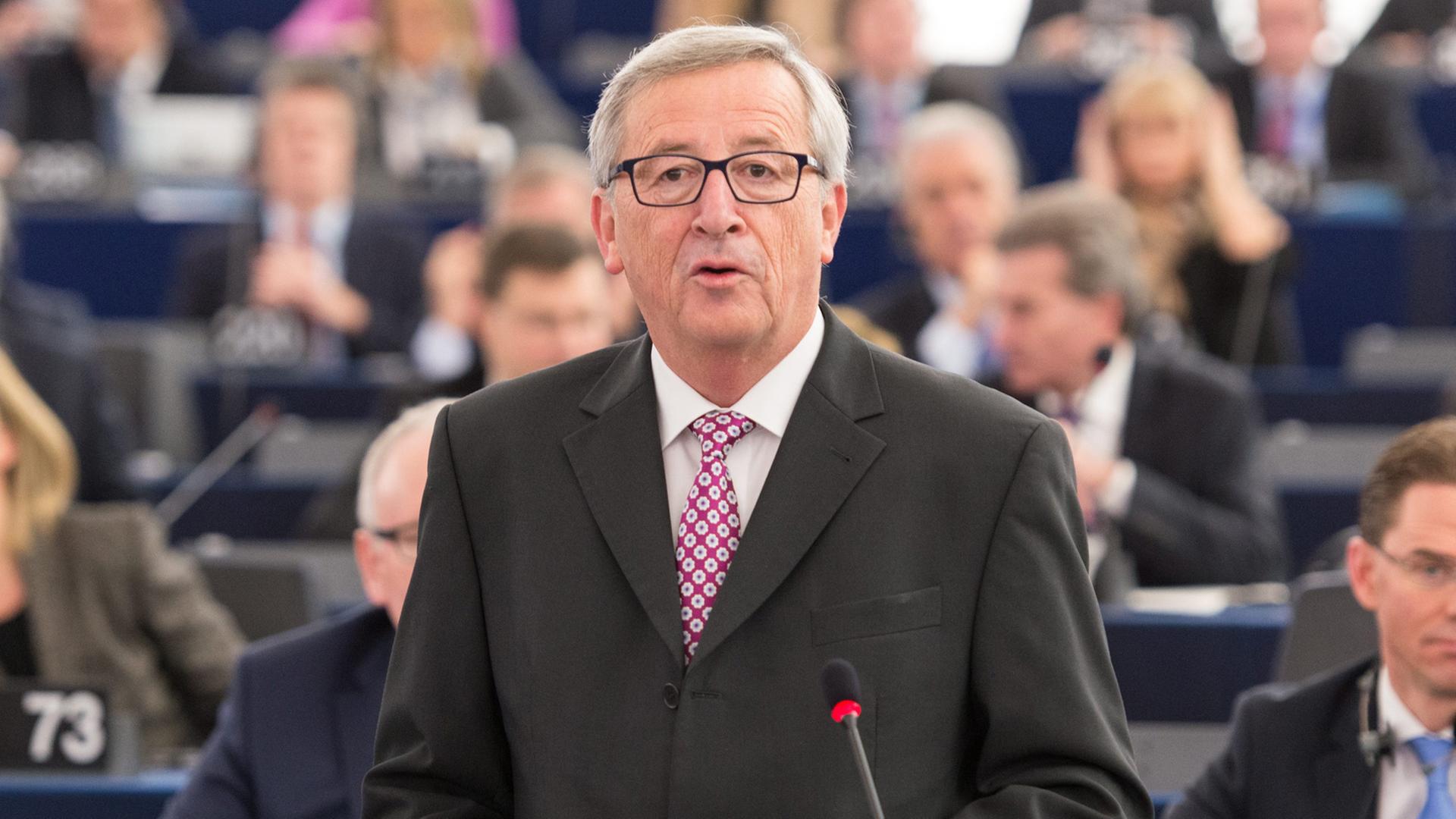 Jean-Claude Juncker hält eine Rede im Europäischen Parlament. Jean-Claude Juncker hält eine Rede im Europäischen Parlament.