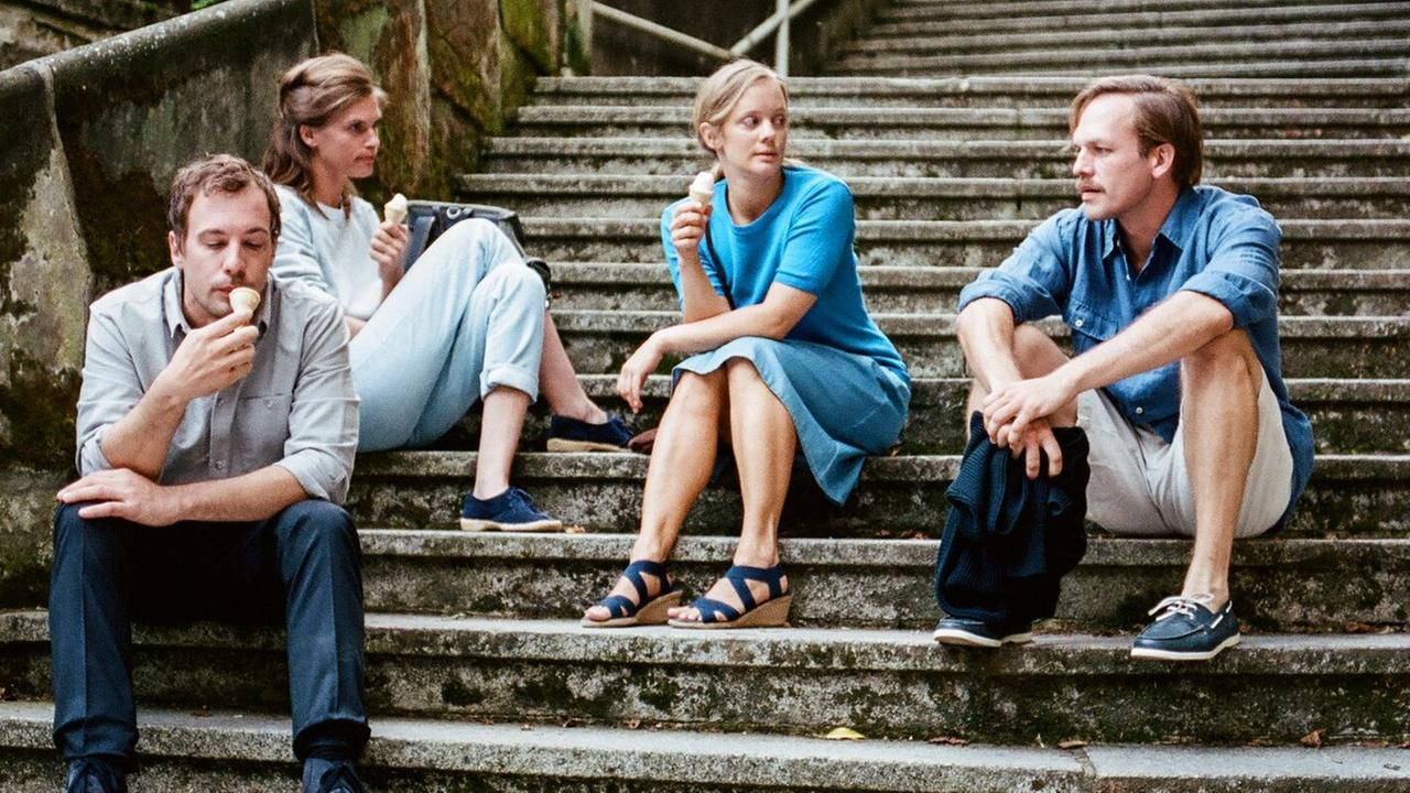 Szene aus dem Film "Adam und Evelyn" von Andreas Goldstein. Zu sehen sind die Schauspieler Florian Teichtmeister, Lena Lauzemis, Anne Kanis und Milian Zerzawy Szene aus dem Film "Adam und Evelyn" von Andreas Goldstein. Zu sehen sind die Schauspieler Florian Teichtmeister, Lena Lauzemis, Anne Kanis und Milian Zerzawy