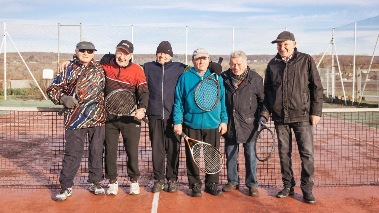 Herzliches Gruppenbild der Wenzel-Brüder auf dem Tennisplatz mit alten Weggefährten. 