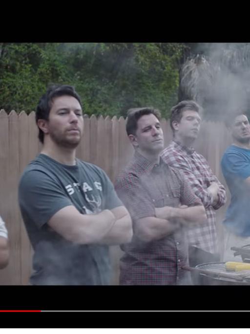 Screenshot von YouTube: Männer stehen hinter ihren Grills