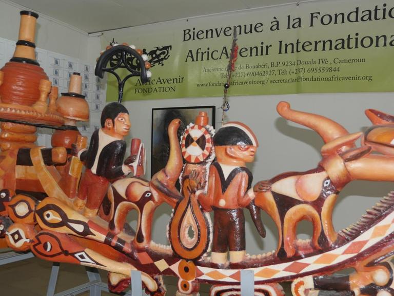 Eine Nachbildung des Tange von Lock Priso steht im Konferenzraum der Stiftung AfricAvenir