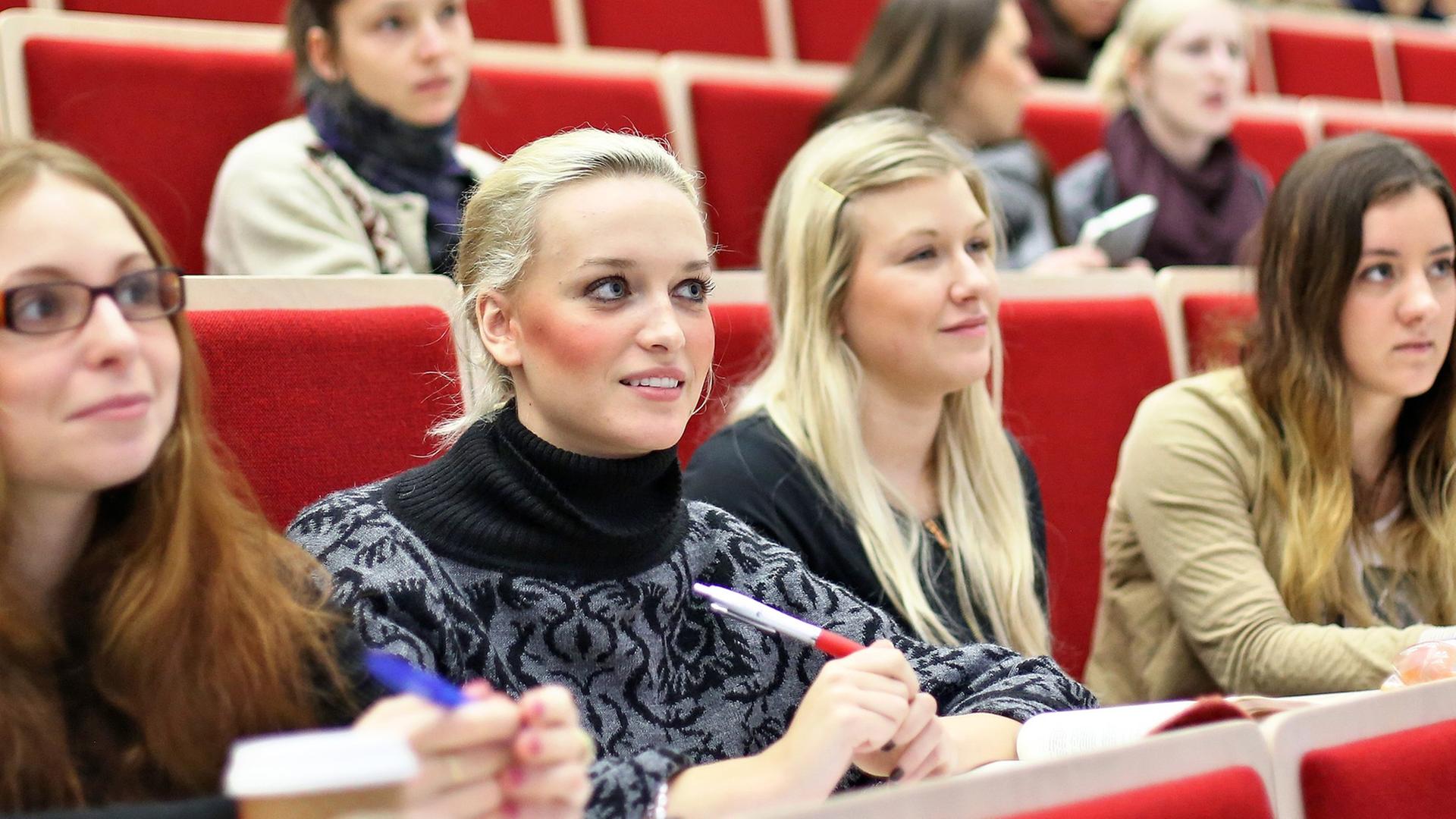 Studentinnen in einem Hörsaal Studentinnen in einem Hörsaal
