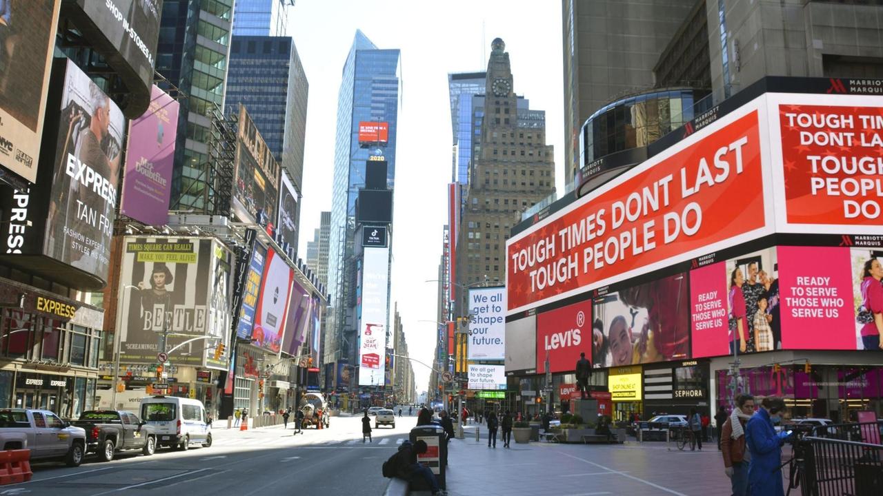 In Zeiten der Covid-19-Pandemie wirkt auch der sonst überfüllte Times Square in New York wie leer gefegt. In Zeiten der Covid-19-Pandemie wirkt auch der sonst überfüllte Times Square in New York wie leer gefegt.