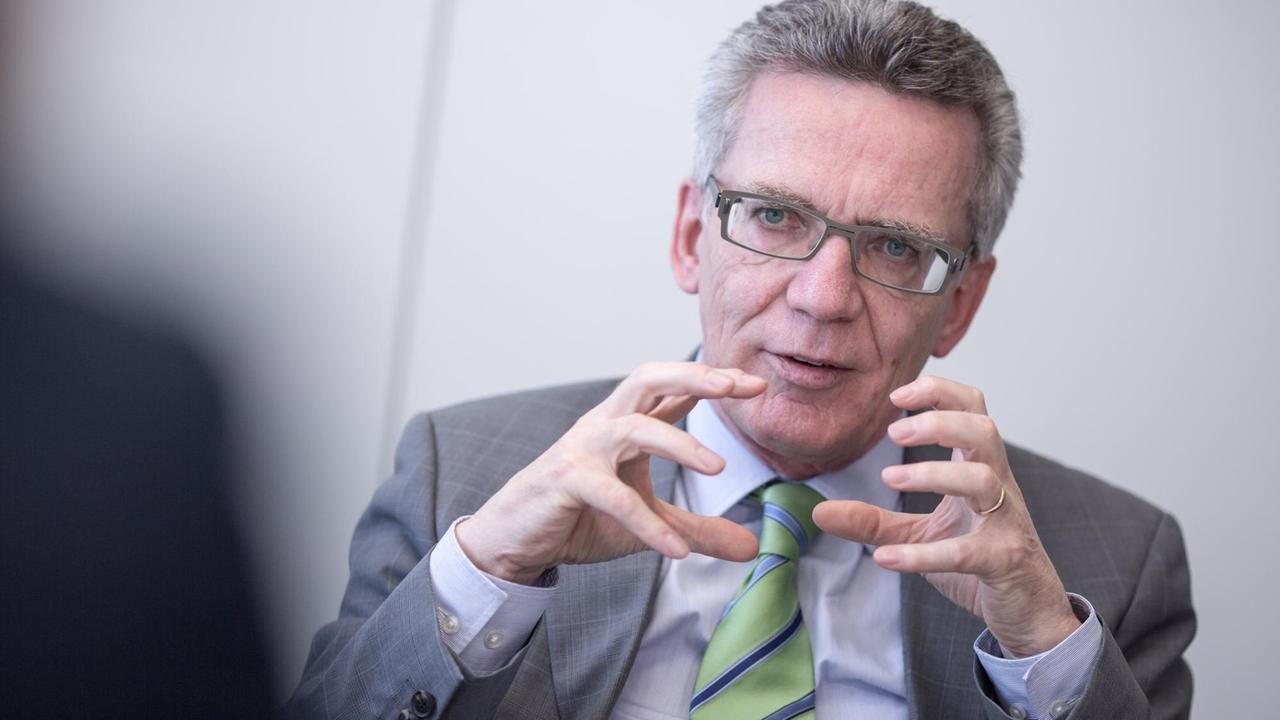 Bundesinnenminister Bundesinnenminister Thomas de Maizière (CDU) am 06.10.2015 in Berlin. Bundesinnenminister Bundesinnenminister Thomas de Maizière (CDU) am 06.10.2015 in Berlin.