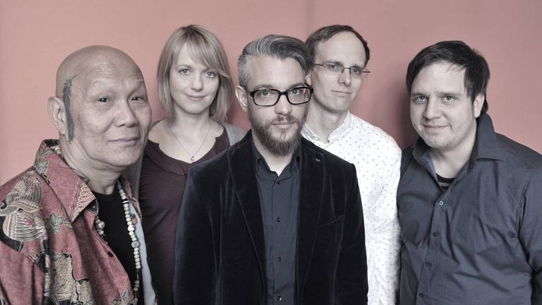 Das KaMaQuartett mit Speical Guest und Percussionist Nippy Noya (l). Das KaMaQuartett mit Speical Guest und Percussionist Nippy Noya (l).