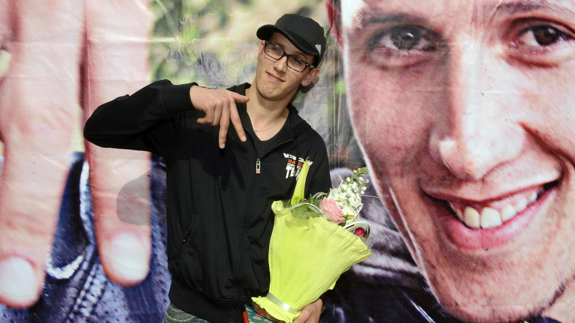 Der marokkanische Rapper Mouad Belghouat auf einer Pressekonferenz nach seiner Entlassung aus dem Gefängnis, Casablanca, 2013 Der marokkanische Rapper Mouad Belghouat auf einer Pressekonferenz nach seiner Entlassung aus dem Gefängnis, Casablanca, 2013