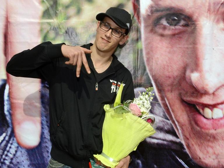 Der marokkanische Rapper Mouad Belghouat auf einer Pressekonferenz nach seiner Entlassung aus dem Gefängnis, Casablanca, 2013