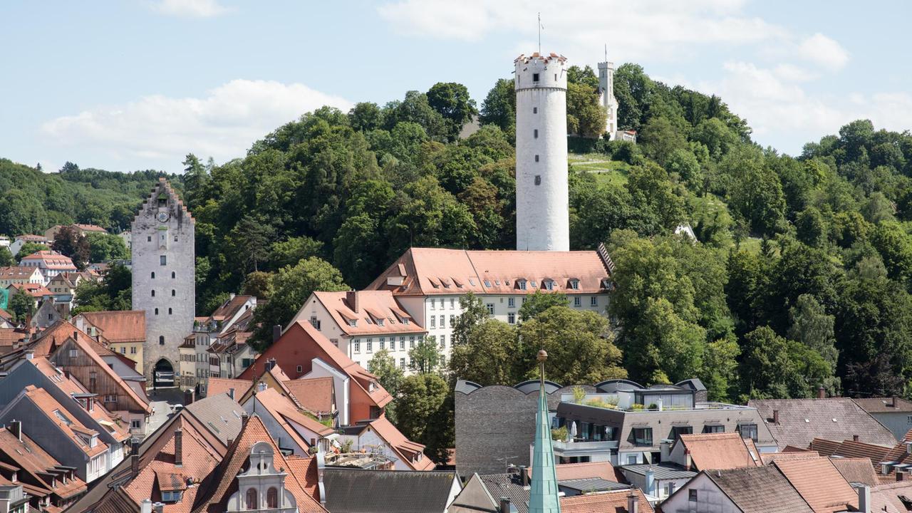 Die Veitsburg hoch über der Stadt, davor der „Mehlsack“, einer der vielen Türme und Wahrzeichen Ravensburgs. Die Veitsburg hoch über der Stadt, davor der „Mehlsack“, einer der vielen Türme und Wahrzeichen Ravensburgs.