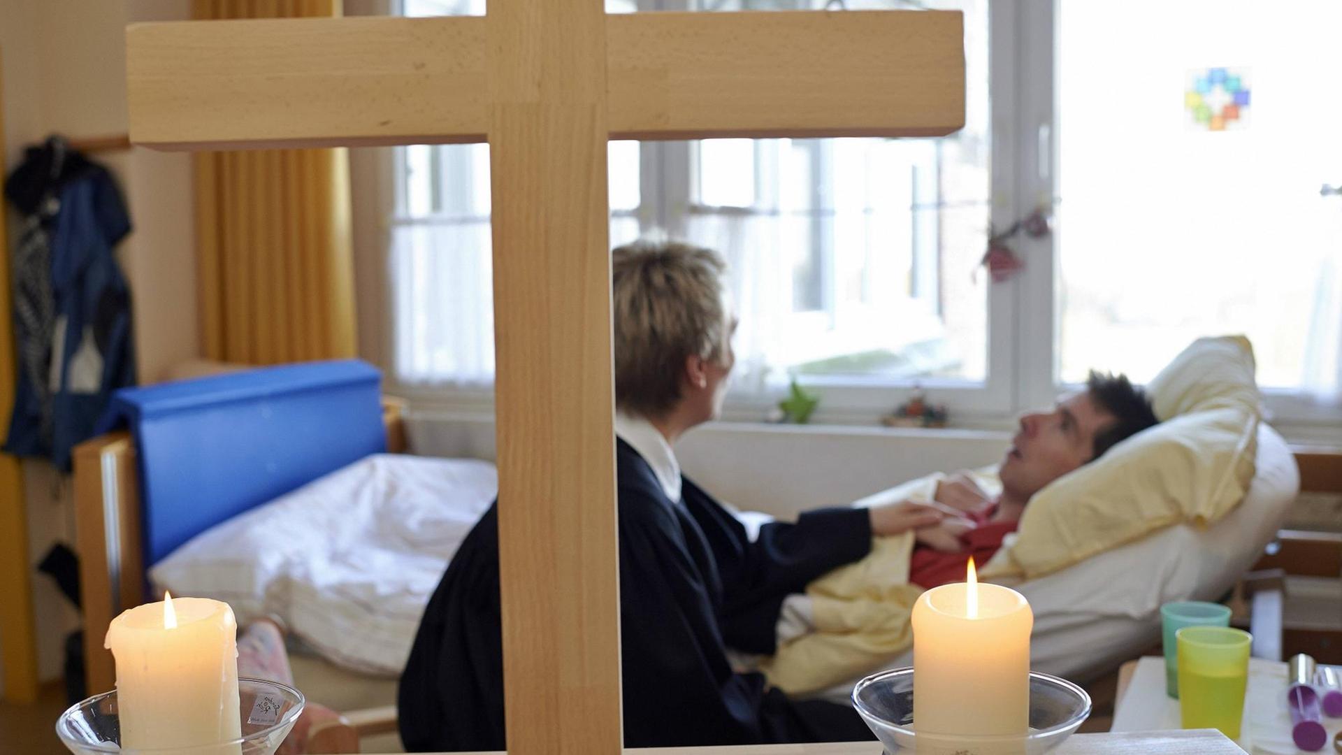 Seelsorgerin am Bett eines Bewohners in einem Altenheim am 27.01.2014. Altenheim Copyright: epd-bild/WernerxKrueper Chaplain at Bed a Occupant in a Old people\u0026#39;s home at 27 01 2014 Old people\u0026#39;s home Copyright epd Picture WernerxKrueper Seelsorgerin am Bett eines Bewohners in einem Altenheim am 27.01.2014. Altenheim Copyright: epd-bild/WernerxKrueper Chaplain at Bed a Occupant in a Old people\u0026#39;s home at 27 01 2014 Old people\u0026#39;s home Copyright epd Picture WernerxKrueper