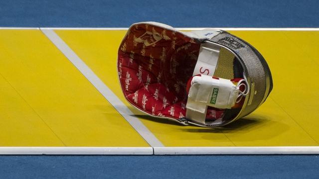 Ein Fechthelm auf der Planche bei den Olympischen Spielen in Rio de Janeiro 2016
