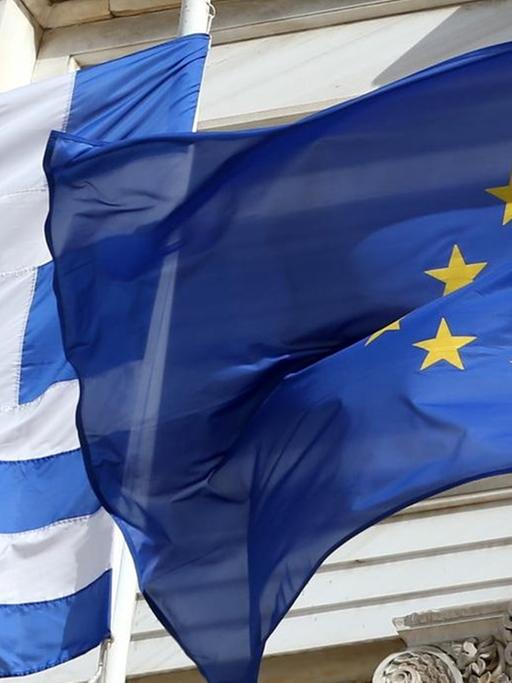 Die griechische und die europäische Flagge