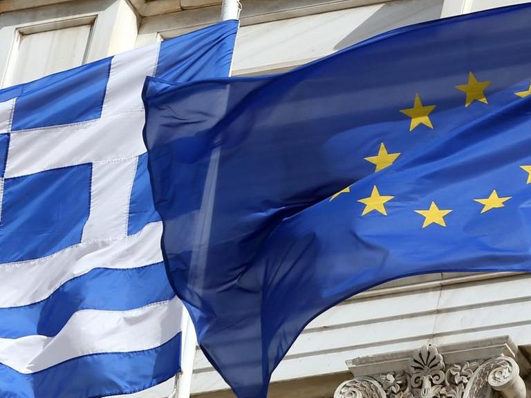 Die griechische und die europäische Flagge
