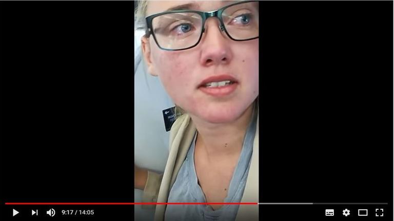 Screenshot des Videos der schwedischen Aktivistin Elin Ersson an Board eines Flugzeugs, die die Abschiebung eines Afghanen verhinderte Screenshot des Videos der schwedischen Aktivistin Elin Ersson an Board eines Flugzeugs, die die Abschiebung eines Afghanen verhinderte