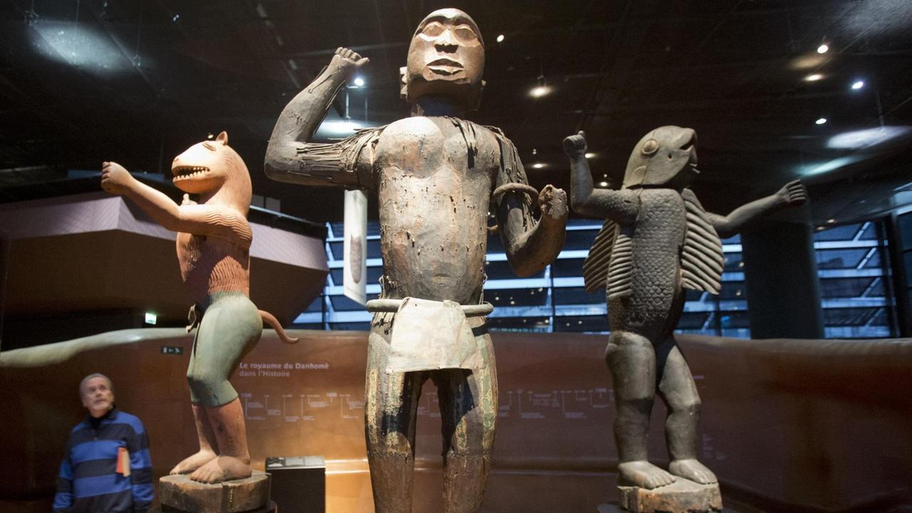 Holzstatuen aus dem afrikanischen Königreich Dahomey im Pariser Museum Quai Branly. Holzstatuen aus dem afrikanischen Königreich Dahomey im Pariser Museum Quai Branly.