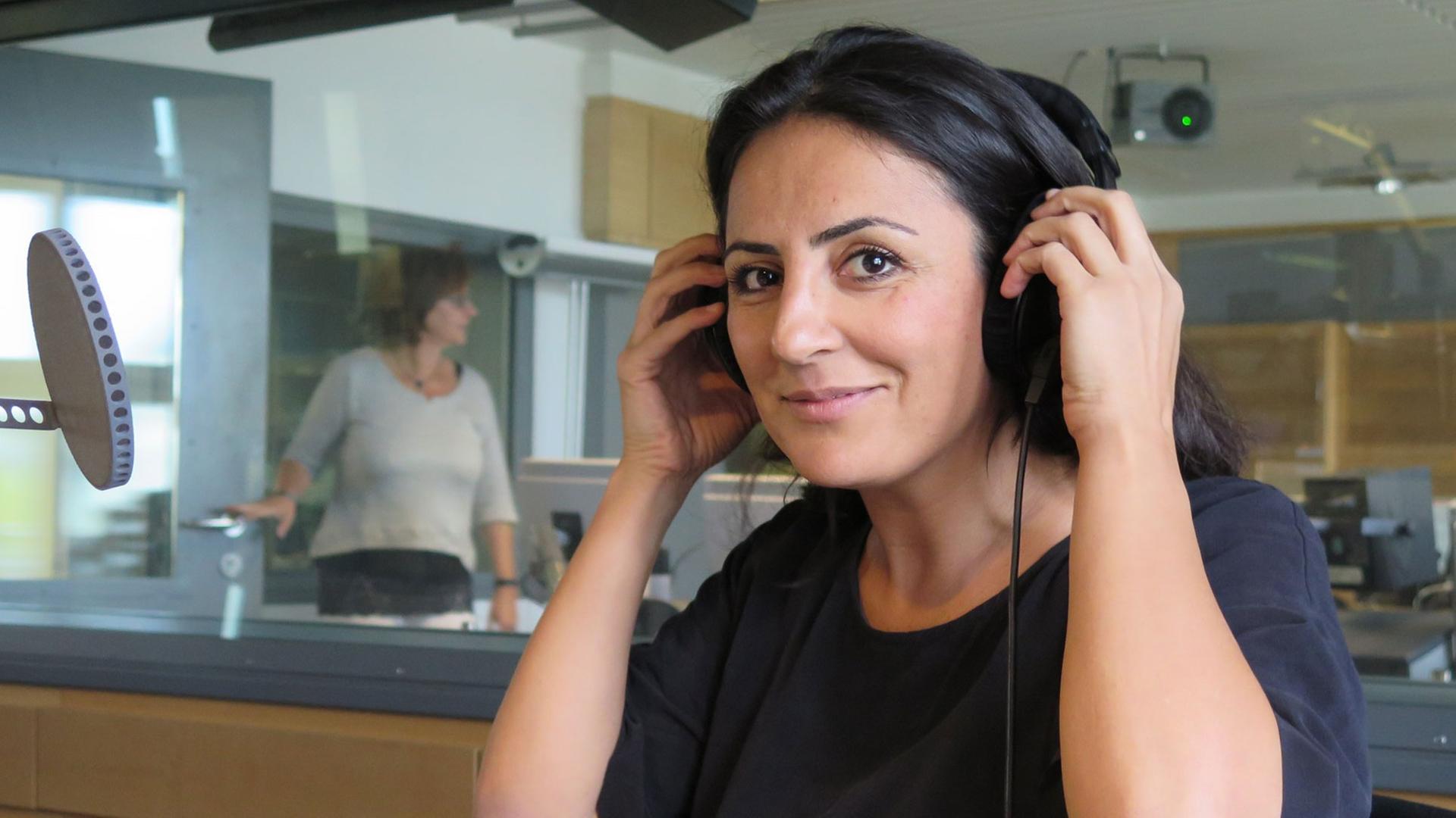 Die jesidische Journalistin Düzen Tekkal zu Gast bei Deutschlandradio Kultur. Die jesidische Journalistin Düzen Tekkal zu Gast bei Deutschlandradio Kultur.