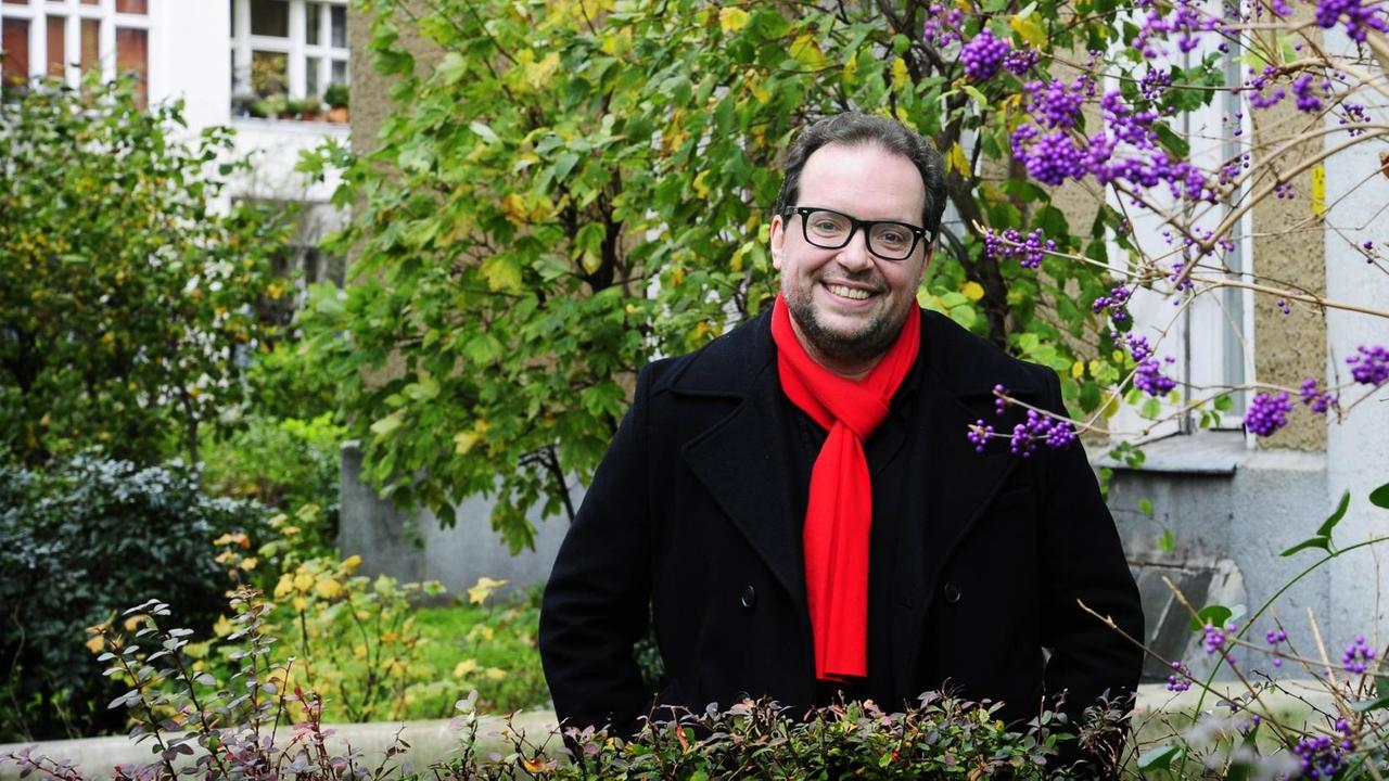Dmitrij Belkin steht im Berliner Viertel Schöneberg zwischen Pflanzen. Dmitrij Belkin steht im Berliner Viertel Schöneberg zwischen Pflanzen.