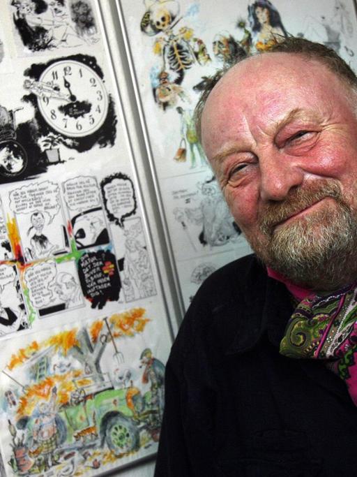 Der dänische Karikaturist Kurt Westergaard vor seinen Zeichnungen an seiner Wand.