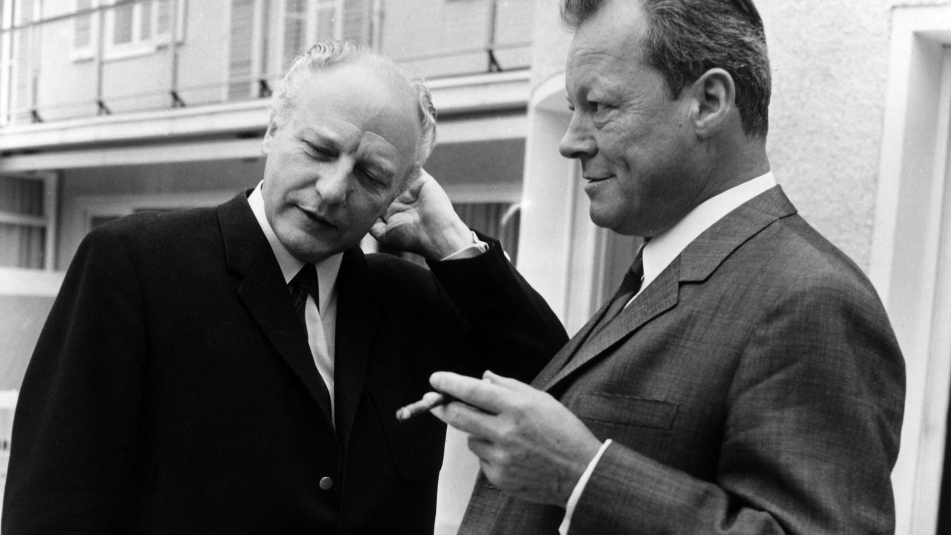 Der Vorsitzende der FDP Walter Scheel (l) und Bundesaußenminister Willy Brandt (r) 1968