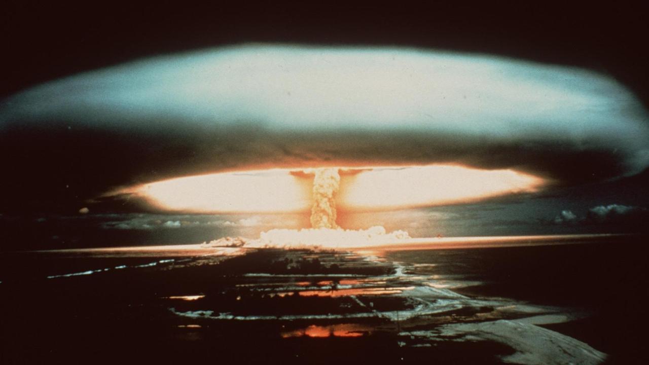 Nach der Explosion einer französischen Atombombe 1971 schwebte dieser riesige Atompilz über dem Mururoa-Atoll. Nach der Explosion einer französischen Atombombe 1971 schwebte dieser riesige Atompilz über dem Mururoa-Atoll.