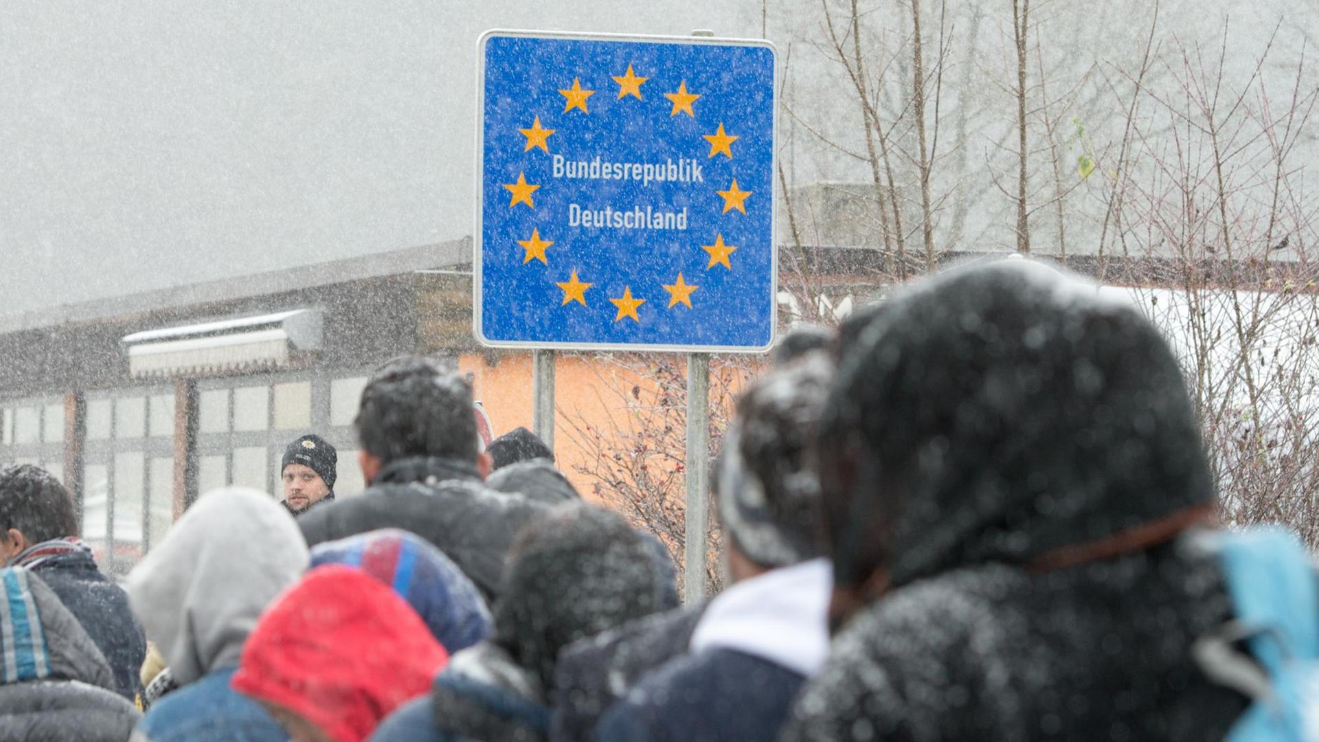 Flüchtlinge gehen an der deutsch-österreichischen Grenze nahe Wegscheid nach Deutschland.