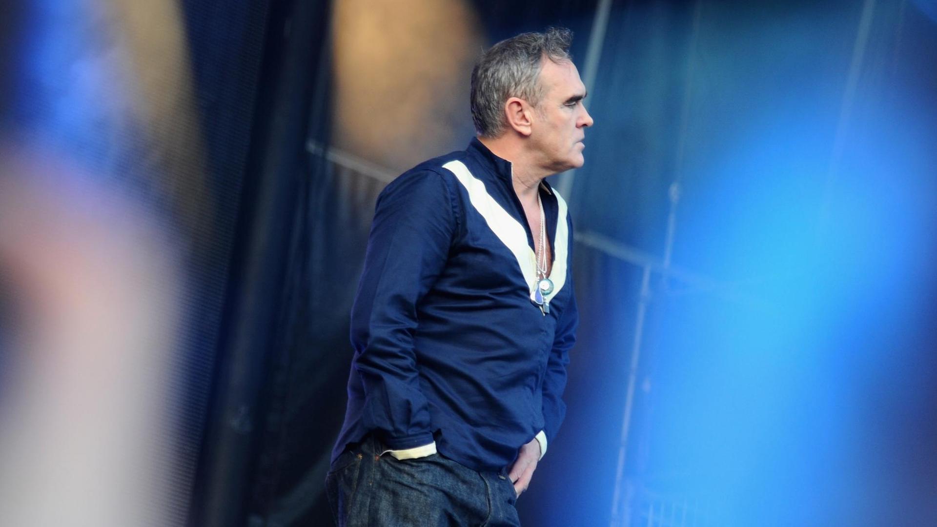 Morrissey bei einem Live-Auftritt auf der Bühne Morrissey bei einem Live-Auftritt auf der Bühne