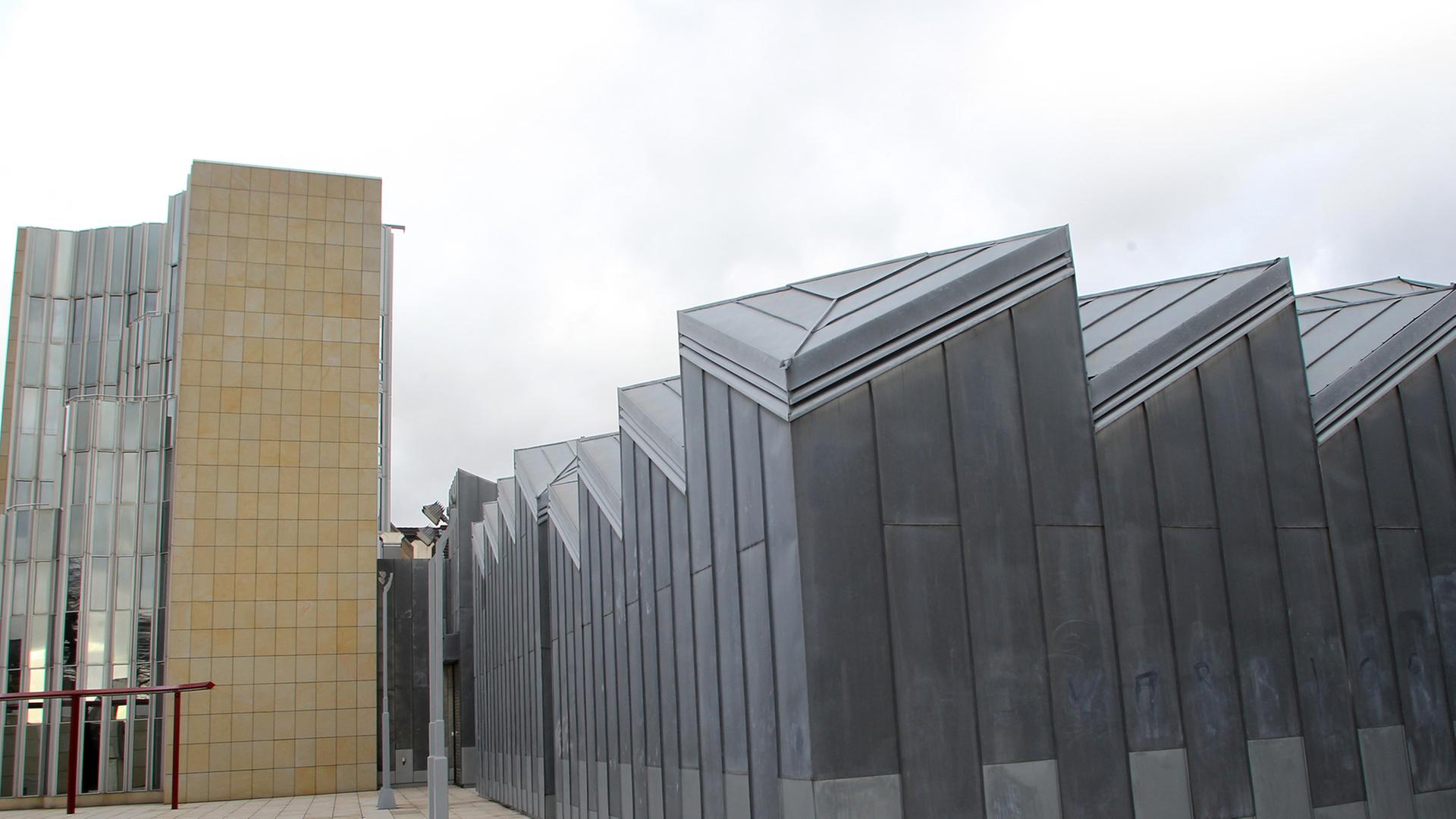 Das Foto zeigt das Museum Abteiberg in Mönchengladbach (Foto vom 13.01.2012). Das Städtische Museum Abteiberg ist ein Museum für Bildende Kunst des 20. und 21. Gezeigt werden Arbeiten von Joseph Beuys, Richard Serra, Andy Warhol, Sigmar Polke, Gerhard Richter, Martin Kippenberger, Markus Oehlen, Heinz Mack, Ulrich Rückriem und Gregor Schneider. Foto: dpa/lnw Das Foto zeigt das Museum Abteiberg in Mönchengladbach (Foto vom 13.01.2012). Das Städtische Museum Abteiberg ist ein Museum für Bildende Kunst des 20. und 21. Gezeigt werden Arbeiten von Joseph Beuys, Richard Serra, Andy Warhol, Sigmar Polke, Gerhard Richter, Martin Kippenberger, Markus Oehlen, Heinz Mack, Ulrich Rückriem und Gregor Schneider. Foto: dpa/lnw