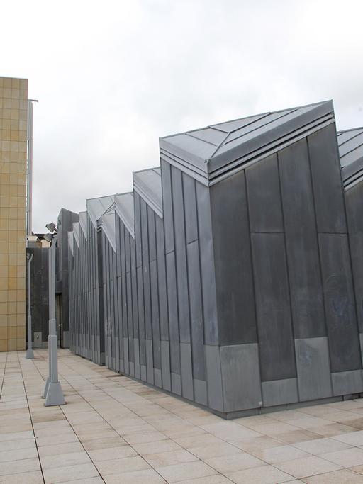 Das Foto zeigt das Museum Abteiberg in Mönchengladbach (Foto vom 13.01.2012). Das Städtische Museum Abteiberg ist ein Museum für Bildende Kunst des 20. und 21. Gezeigt werden Arbeiten von Joseph Beuys, Richard Serra, Andy Warhol, Sigmar Polke, Gerhard Richter, Martin Kippenberger, Markus Oehlen, Heinz Mack, Ulrich Rückriem und Gregor Schneider. Foto: dpa/lnw