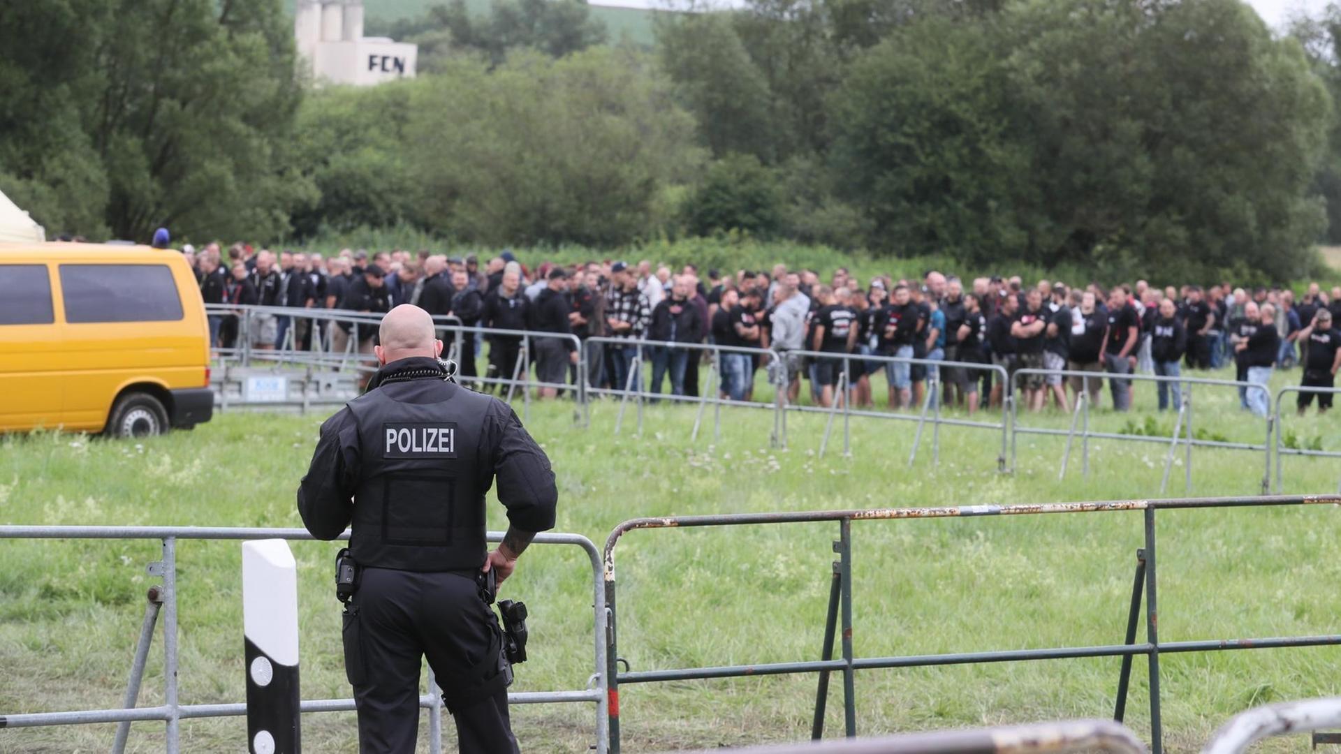 Anhänger der rechten Szene warten am 15.07.2017 in Themar (Thüringen) auf den Einlass zu einem Konzertgelände. Anhänger der rechten Szene warten am 15.07.2017 in Themar (Thüringen) auf den Einlass zu einem Konzertgelände.