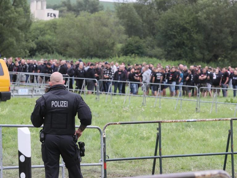 Anhänger der rechten Szene warten am 15.07.2017 in Themar (Thüringen) auf den Einlass zu einem Konzertgelände.