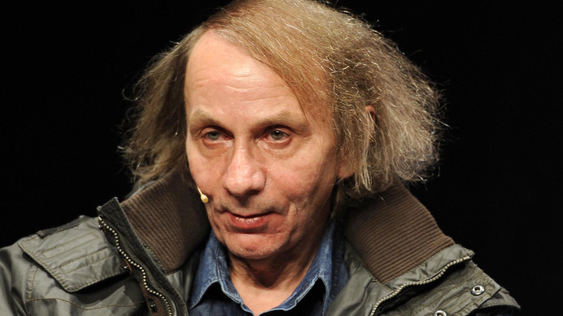 Porträtfoto des französischen Autors Michel Houellebecq, der am 19.01.2015 in Köln seinen Roman "Unterwerfung" im Rahmen des internationalen Literaturfestival Lit.Cologne vorstellt. Porträtfoto des französischen Autors Michel Houellebecq, der am 19.01.2015 in Köln seinen Roman "Unterwerfung" im Rahmen des internationalen Literaturfestival Lit.Cologne vorstellt.