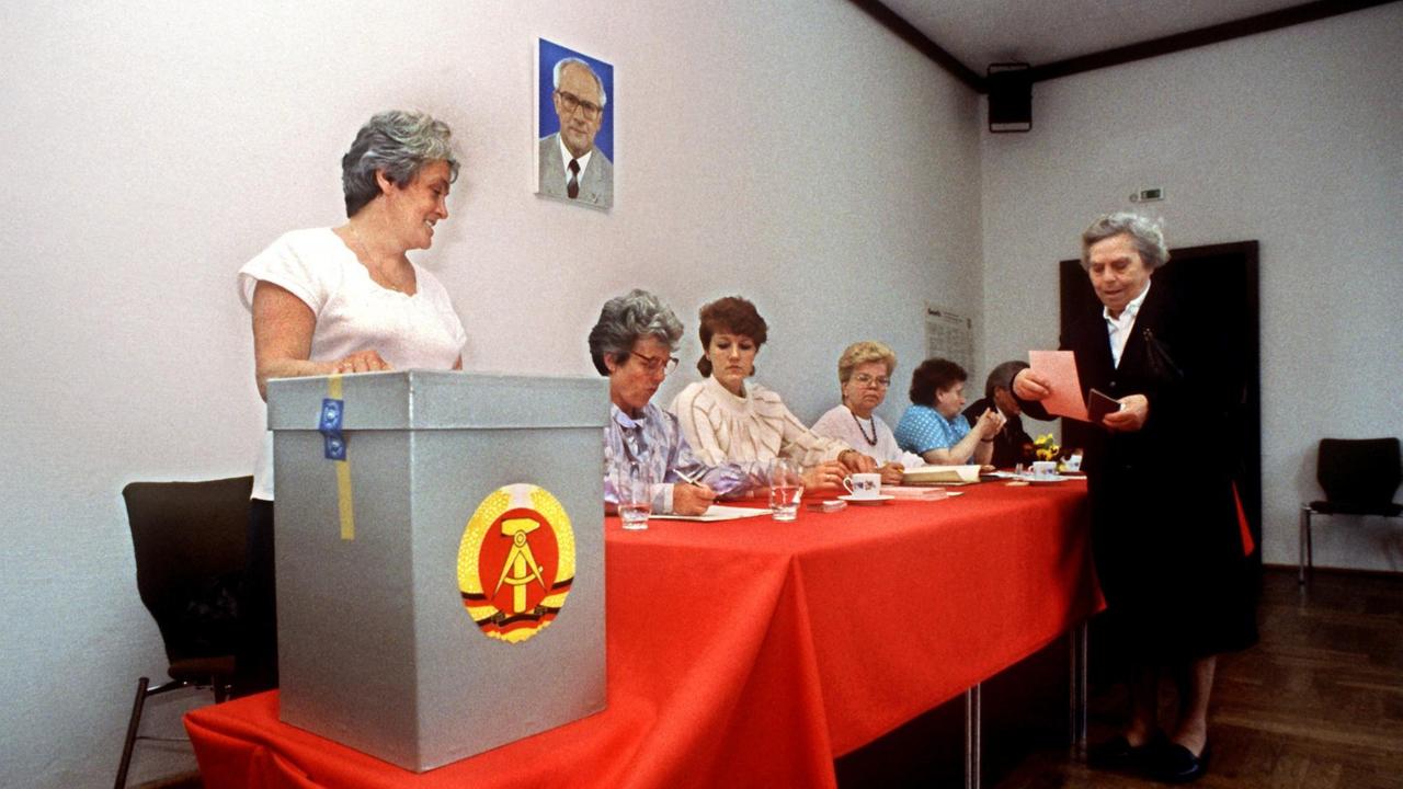 Blick in ein Wahllokal in Ost-Berlin während der Kommunalwahl am 7. Mai 1989. Blick in ein Wahllokal in Ost-Berlin während der Kommunalwahl am 7. Mai 1989.