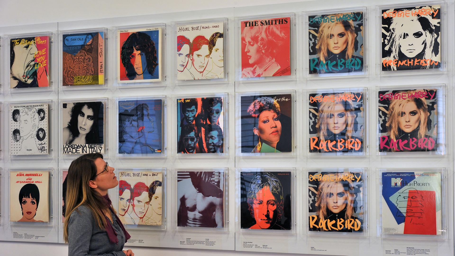 Vom Pop-Art Künstler Andy Warhol gestaltete Plattencover betrachtet eine junge Frau am Dienstag (17.01.2012) im Leipziger Grassi-Museum für Angewandte Kunst. Vom Pop-Art Künstler Andy Warhol gestaltete Plattencover betrachtet eine junge Frau am Dienstag (17.01.2012) im Leipziger Grassi-Museum für Angewandte Kunst.